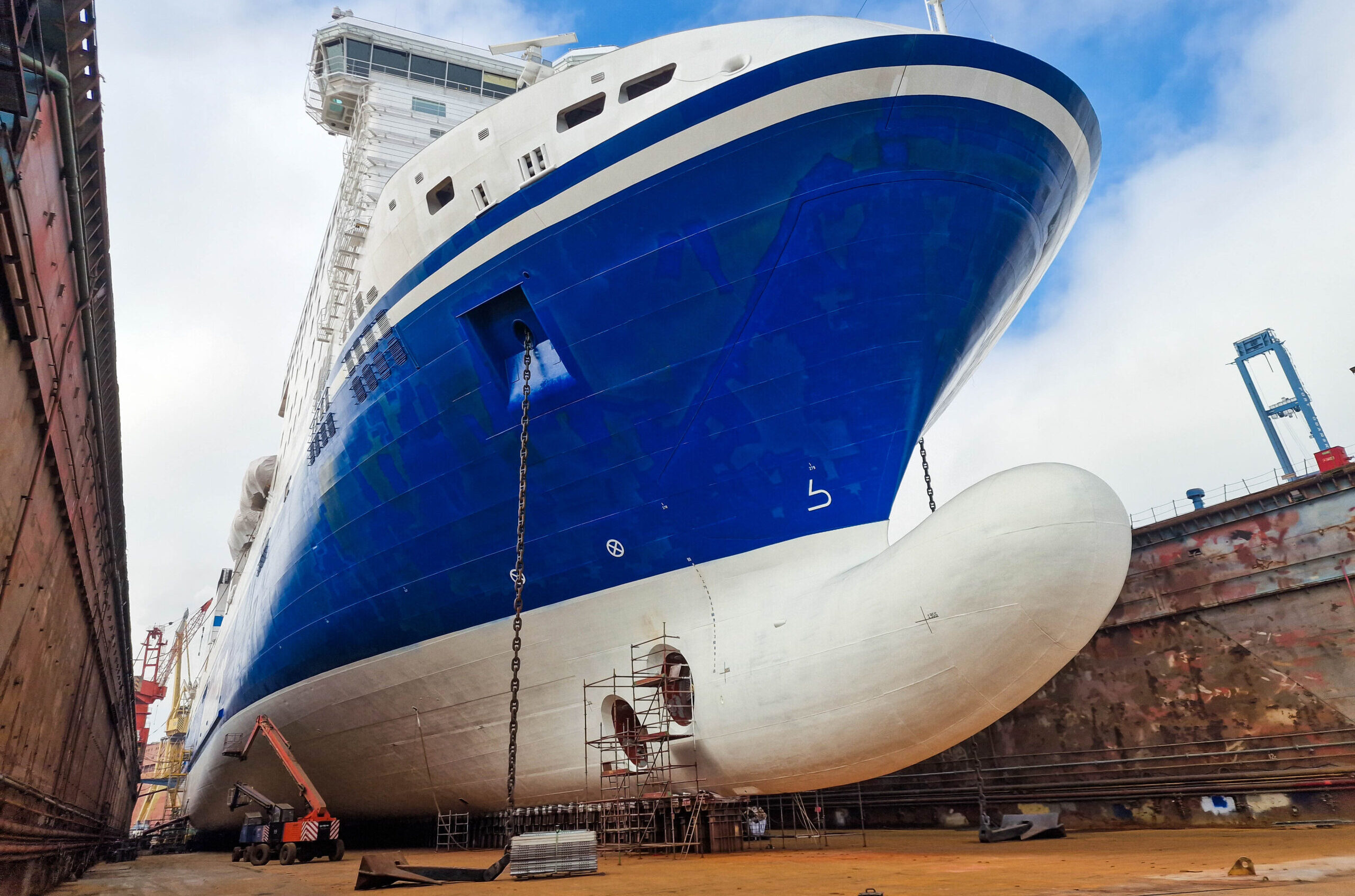 Finnlines 在其ro-ro船队和ro-pax船队中采用石墨烯基硬质脱污船体涂层，以降低油耗和排放