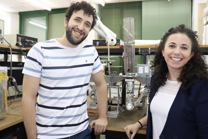 Researchers Francisco Javier Pérez y Rocío Rincón, in the laboratory